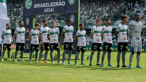 Foto: (Robson Mafra/AGIF) – O Coritiba ainda busca sua primeira vitória como visitante nesta Série A
