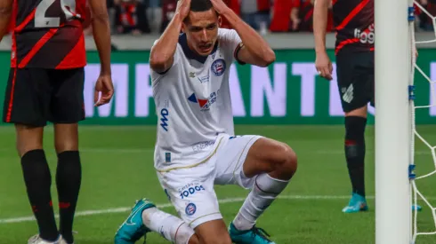 Foto: (Gabriel Machado/AGIF) – Gabriel Xavier lamenta seu gol perdido no Bahia nas oitavas de final da Copa do Brasil
