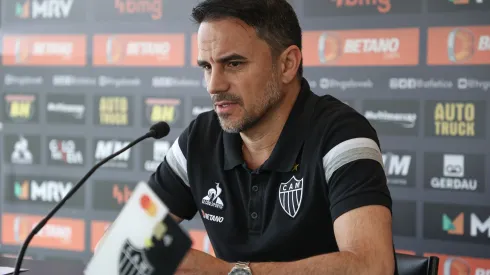 Foto: (Pedro Souza/Atlético) – Diretor de futebol do Atlético. Rodrigo Caetano comunicou a decisão sobre o futuro de Antonio Mohamed
