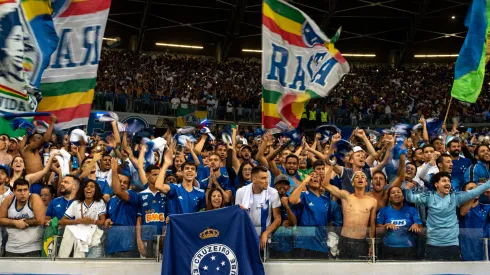 Foto: (Alessandra Torres/AGIF) – Torcida do Cruzeiro durante a eliminação na Copa do Brasil
