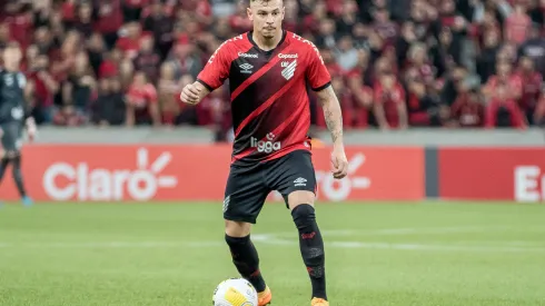 Foto: (Robson Mafra/AGIF) - Hugo Moura, do Athletico, foi apenas advertido pelo STJD