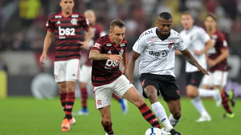 Foto: (Thiago Ribeiro/AGIF) – Athletico-PR e Flamengo durante mata-mata da Copa do Brasil 2019
