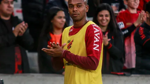 Foto: (Gabriel Machado/AGIF) – Fernandinho retribuiu o carinho da torcida com uma atuação de galo em sua reestreia no Athletico
