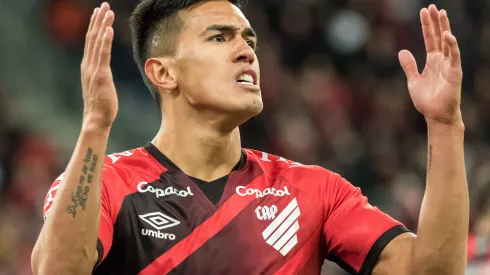 Foto: Robson Mafra/AGIF - Cuello desfalca o Athletico diante do Botafogo