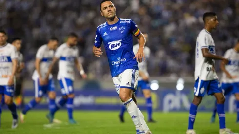 Foto: (Staff Images/Cruzeiro) – Rômulo sofreu uma forte entrada no empate do Cruzeiro nesta quarta (20)
