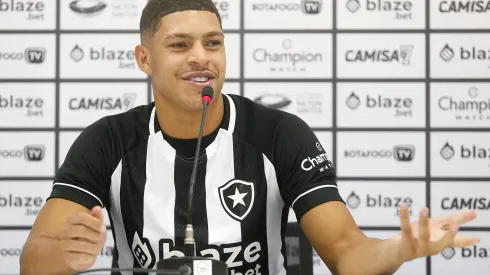Foto: (Vítor Silva/Botafogo) - Luis Henrique durante sua apresentação no Botafogo nesta sexta (22)