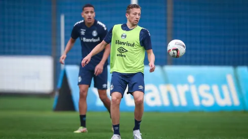 Foto: (Lucas Uebel/Grêmio) - Lucas Leiva pode fazer sua reestreia no Grêmio neste sábado (23)