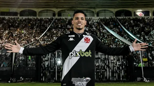 Foto: (Thiago Ribeiro/AGIF) – Paulinho visitou São Januário no final de maio e foi ovacionado pela torcida do Vasco
