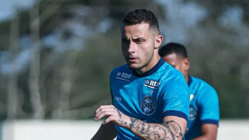 Foto: (Guilherme Griebeler/Coritiba) – Bruno Gomes concedeu entrevista coletiva no Coritiba nesta quarta (27)
