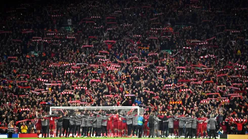 Shaun Botterill/ Getty Images -Torcida do Liverpool em Anfield  durante a semifinal da Champions League contra o Barcelona
