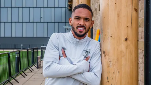 Foto: (Divulgação/Twitter Oficial Burnley FC) - A transferência de Vitinho para o Burnley, da Inglaterra, vai render lucros ao Cruzeiro