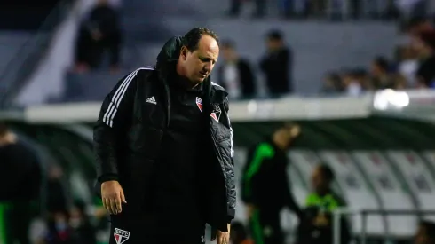 RS – Caxias do Sul – 20/04/2022 – COPA DO BRASIL, JUVENTUDE X SAO PAULO. Rogerio Ceni, tecnico do Sao Paulo, orienta a equipe durante a partida contra o Juventude, no Estadio Alfredo Jaconi, pela Copa do Brasil 2022. Foto: Luiz Erbes/AGIF
