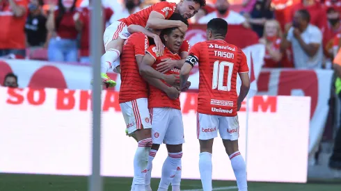 Foto: (Flickr Oficial Internacional/Ricardo Duarte) - Gustavo Maia, ao centro, não deve ser contratado pelo Vasco