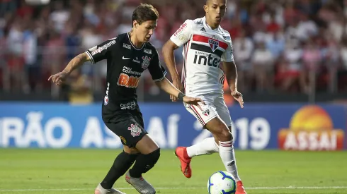 SP - Sao Paulo - 13/10/2019 - Brasileiro A 2019, Sao Paulo x Corinthians - Igor Vinicius jogador do Sao Paulo disputa lance com Mateus Vital jogador do Corinthians durante partida no estadio Morumbi pelo campeonato Brasileiro A 2019 Foto: Marcello Zambrana/AGIF