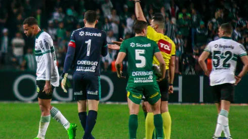 Foto: (Gabriel Machado/AGIF) - Thonny Anderson já foi expulso em dois jogos do Coritiba neste Brasileirão