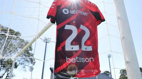 Fabio Wosniak/Athletico - Camisa do Athletico-PR com novo patrocinador