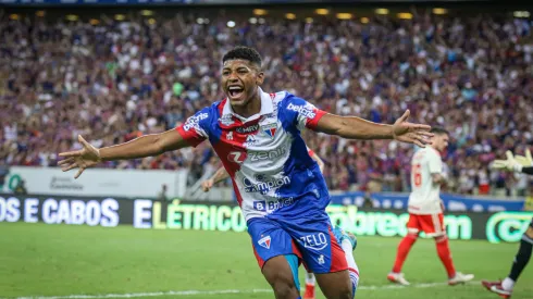 Foto: (Lucas Emanuel/AGIF) – Hercules comemora seu gol com a nova camisa do Fortaleza
