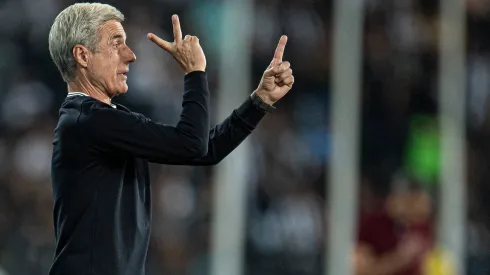 RJ – Rio de Janeiro – 15/05/2022 – BRASILEIRO A 2022, BOTAFOGO X FORTALEZA – Luis Castro tecnico do Botafogo durante partida contra o Fortaleza no estadio Engenhao pelo campeonato Brasileiro A 2022. Foto: Jorge Rodrigues/AGIF
