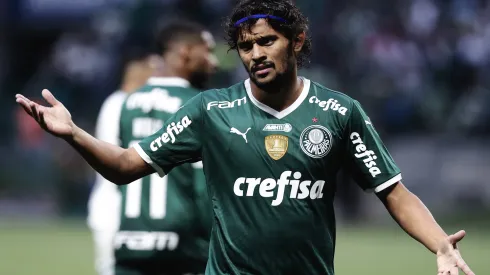 Foto: Ettore Chiereguini/AGIF | Gustavo Scarpa é ofuscado por craque do Flamengo