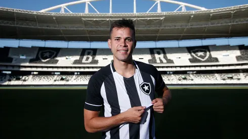 Foto: (Vítor Silva/Botafogo) – Jacob Montes foi anunciado pelo Botafogo nesta sexta (12)
