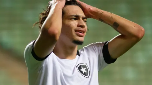 Foto: (Fernando Moreno/AGIF) – Matheus Nascimento tem sido criticado por parte da torcida do Botafogo
