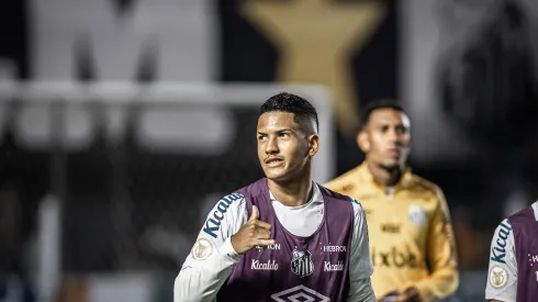 Foto: (Raul Baretta/AGIF) - A boa fase de Ângelo no Santos rendeu uma convocação à Seleção Brasileira sub-20