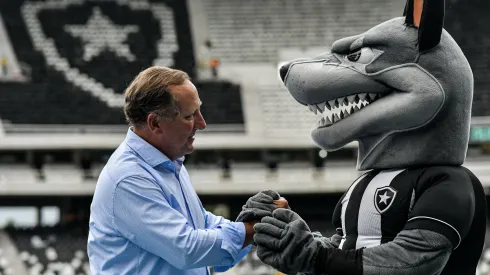 Foto: (Thiago Ribeiro/AGIF) – John Textor deve ter um papel fundamental na escolha pela nova fornecedora esportiva do Botafogo
