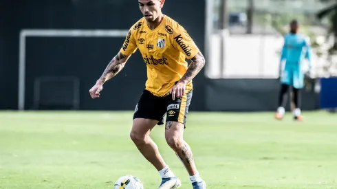 Foto: (Ivan Storti/Santos FC) – Carabajal durante treino do Santos
