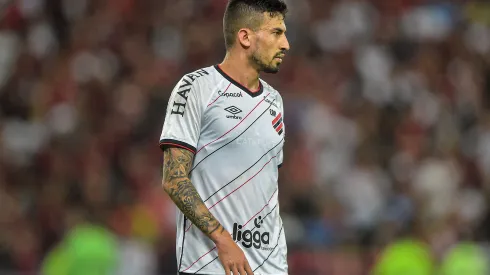 Foto: (Thiago Ribeiro/AGIF) – Pedro Henrique deve ser um dos titulares do Athletico na decisão da Copa do Brasil nesta quarta (17)
