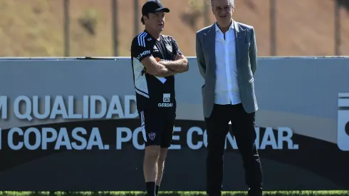 Foto: (Pedro Souza/Atlético) – Sérgio Coelho, presidente do Atlético, ao lado do técnico Cuca
