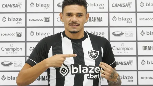 Foto: (Vítor Silva/Botafogo) – Tiquinho Soares aceitou receber menos para fechar com o Botafogo
