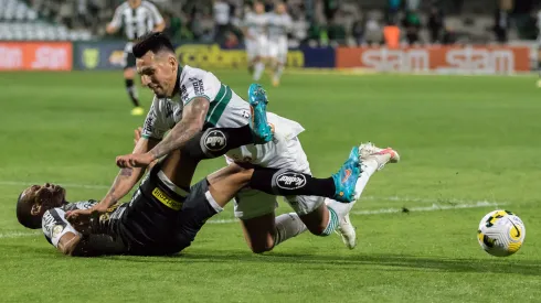 Foto: (Robson Mafra/AGIF) – Hernán Pérez se machucou logo em sua estreia pelo Coritiba
