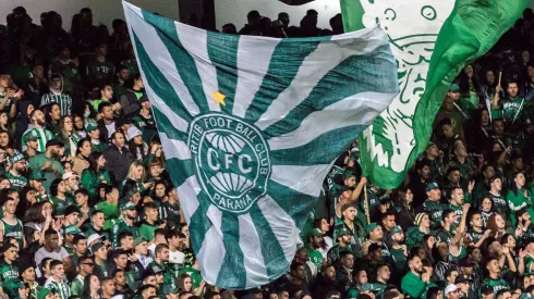 Foto: (Robson Mafra/AGIF) – A torcida alviverde não está contente com a campanha do Coritiba no Brasileirão
