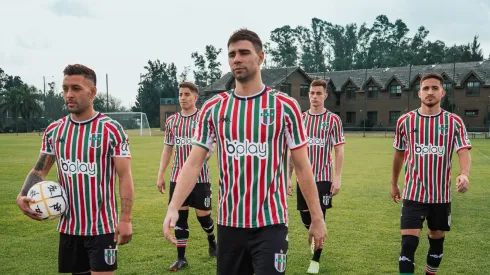 Foto: (Reprodução/Twitter Oficial Vélez Sarsfield) – Vélez, rival do Flamengo na Libertadores, apresentou seu novo uniforme, que é semelhante ao do Fluminense
