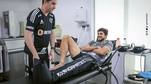 Foto: (Twitter Oficial Atlético/Divulgação) - Igor Rabello em sessão de fisioterapia no Atlético nesta terça (30)