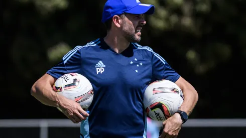 Foto: (Gustavo Aleixo/Cruzeiro) – Paulo Pezzolano revelou que tem trabalhado com um especialista em bolas paradas no Cruzeiro
