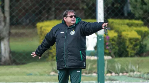 Foto: (Guilherme Griebeler/Coritiba) – Guto Ferreira tem a missão de evitar a queda para a Série B no Coritiba
