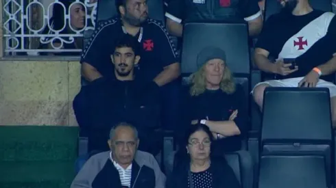 Foto: (Reprodução/Premiere) - Janick Gers, de touca, representou o Iron Maiden ao assistir ao jogo do Vasco em São Januário nesta quarta (31)