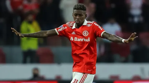 Foto: (Pedro H. Tesch/AGIF) - Vitão 'pediu a palavra' no Internacional nesta sexta (2)