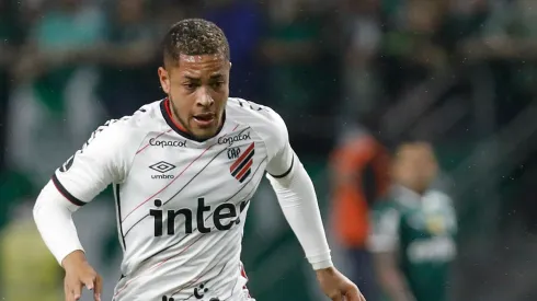 Foto: (Ricardo Moreira/Getty Images) - Vitor Roque tem sido um dos grandes nomes da campanha do Athletico nesta Libertadores