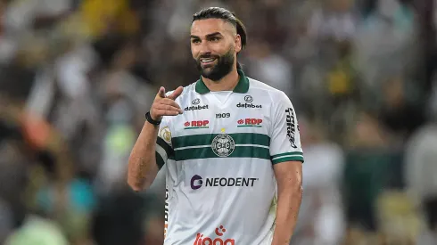 Foto: (Thiago Ribeiro/AGIF) – Léo Gamalho deve ser relacionado para o próximo jogo do Coritiba no Brasileiro
