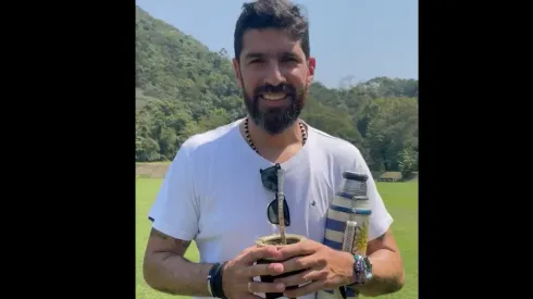 Foto: (Twitter Oficial Botafogo/Reprodução) - Loco Abreu esteve no treino do Botafogo nesta sexta (9)