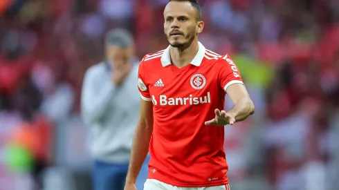 Foto: (Pedro H. Tesch/AGIF) – Renê, do Internacional, falou sobre o Palmeiras na disputa do título do Brasileirão
