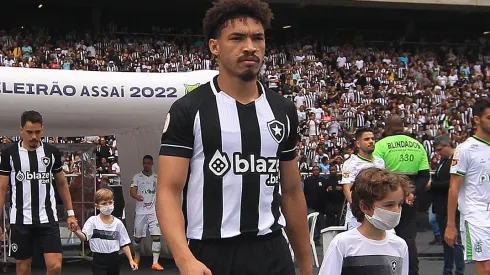 Foto: (Vítor Silva/Botafogo) – Adryelson vive uma sequência entre os titulares do Botafogo
