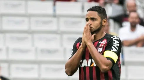 Foto: (Cleber Yamaguchi/AGIF) – Deivid, que marcou época no Athletico, se aposentou do futebol nesta segunda (19)
