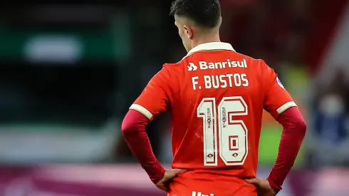 Foto: (Pedro H. Tesch/AGIF) - Bustos é desfalque certo no Internacional para a próxima rodada do Brasileirão