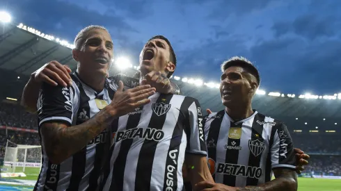BELO HORIZONTE, BRAZIL - APRIL 02: Nacho Fernández (C) of Atletico Mineiro celebrates with teammate Guilherme Arana (L) and Zaracho (R) after scoring the second goal of their team during a match between Atletico Mineiro and Cruzeiro as part of Campeonato Mineiro 2022 Final at Mineirao Stadium on April 2, 2022 in Belo Horizonte, Brazil. (Photo by Pedro Vilela/Getty Images)
