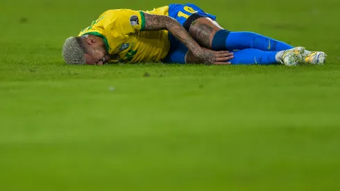 Foto: Thiago Ribeiro/AGIF - Neymar cai em gramado durante treino do Brasil