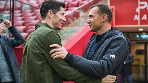 Joosep Martinson/ Getty Images- Lewandowski e Shevchenko em encontro realizado no estádio Nacional, em Varsóvia
