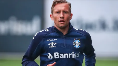 Foto: (Lucas Uebel/Grêmio FBPA) – Lucas Leiva concedeu entrevista coletiva no Grêmio nesta quinta (22)
